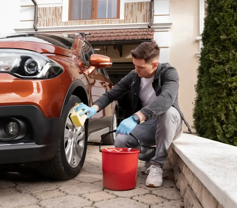 Lavage auto à domicile Terres-de-Caux : professionnel intervenant sur un véhicule